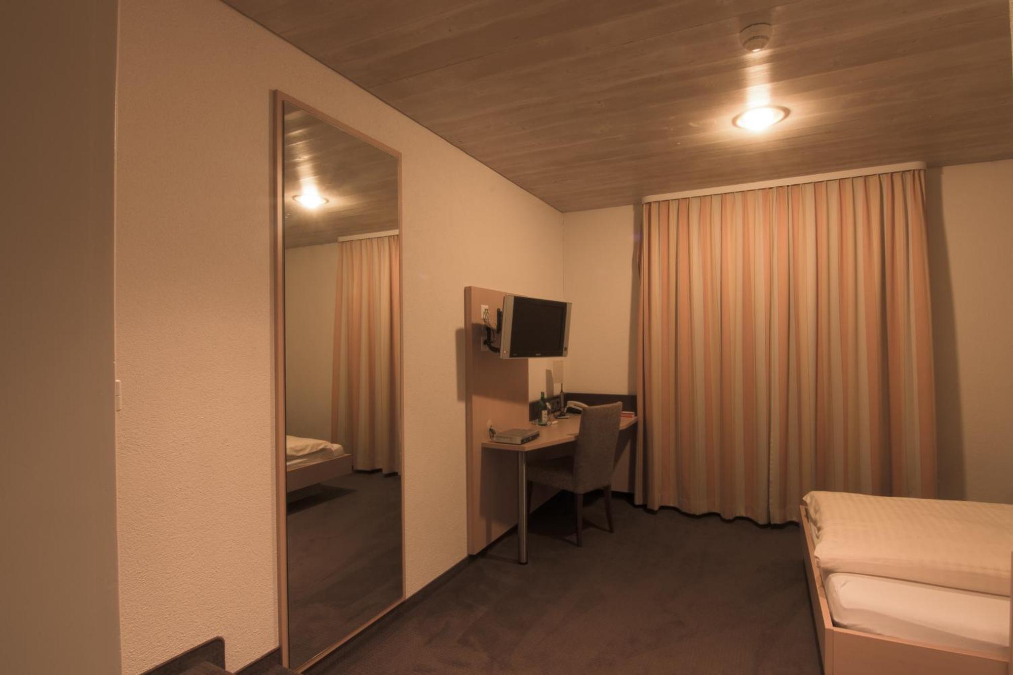 Hotel Zum Goldenen Kreuz Frauenfeld Phòng bức ảnh